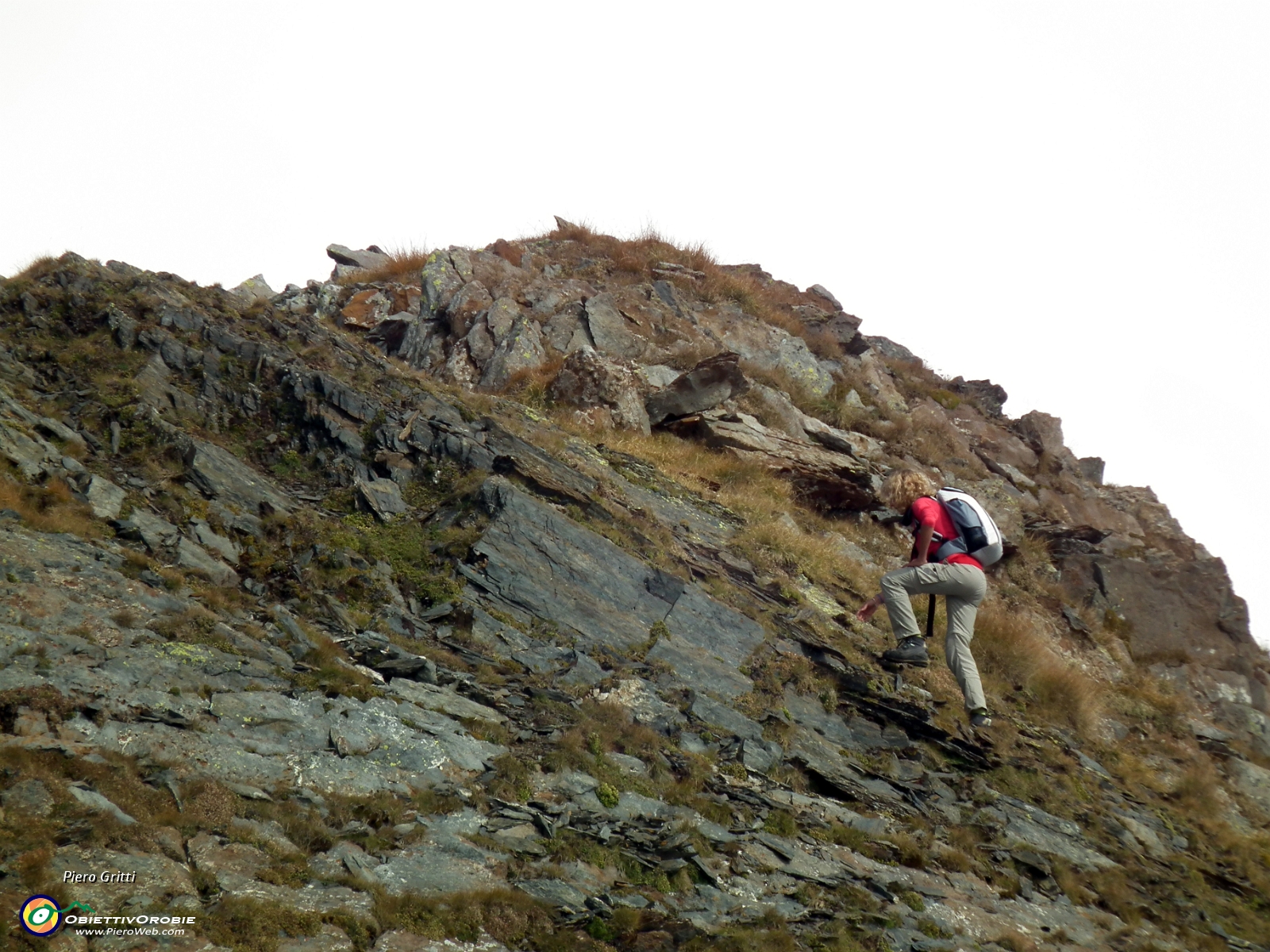 46 e ripida salita verso la cima su placche rocciose....JPG